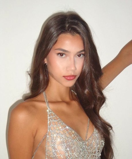 yasmindlm art model photo