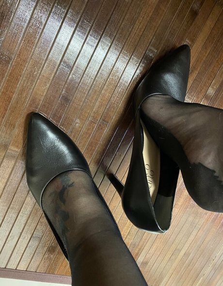 youlovemyfeettrample pretty model pictures