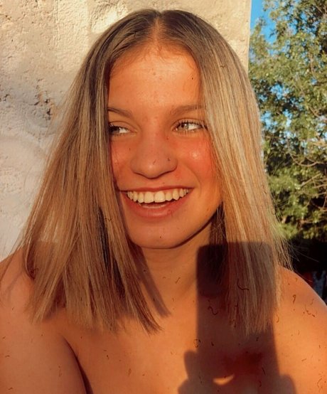 Abbylamaison model perfect pic