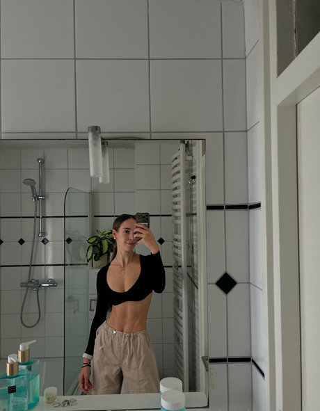 feralxxxberry erotic actress picture