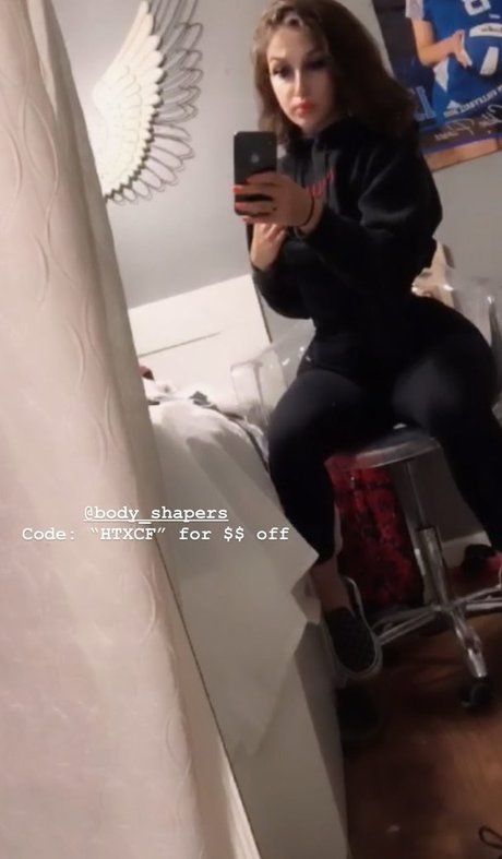 Chloe Flores hot model photo