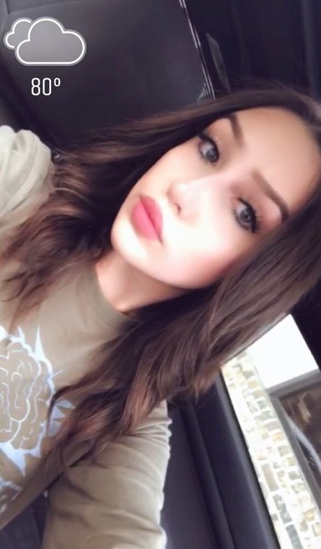 Chloe Flores model sexy images