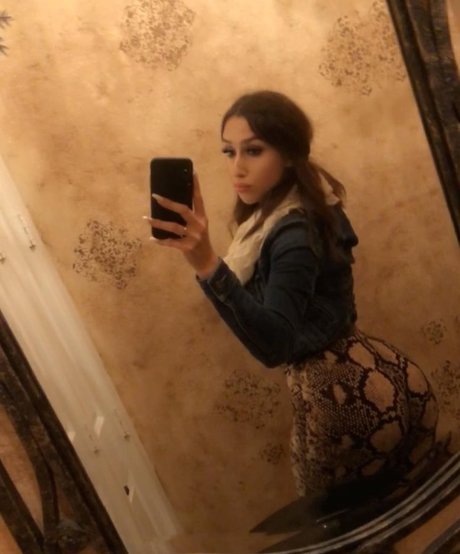 Chloe Flores actress picture