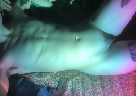 faguettemikah naked star img