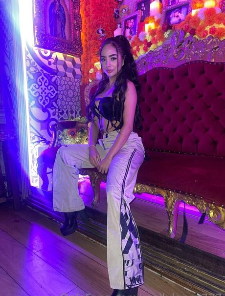 emsexylips nude model pic