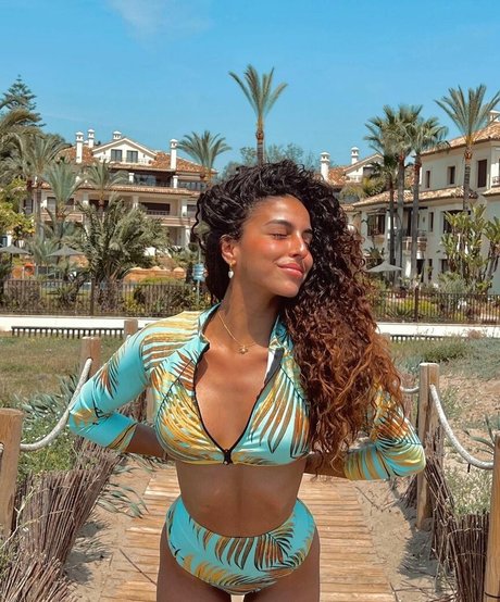 Zoe Bayona naked model img