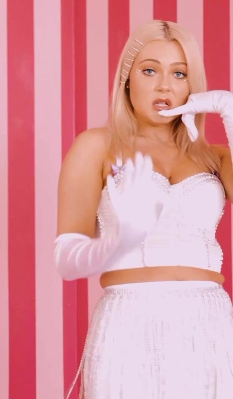 Alexi Blue nude model photos