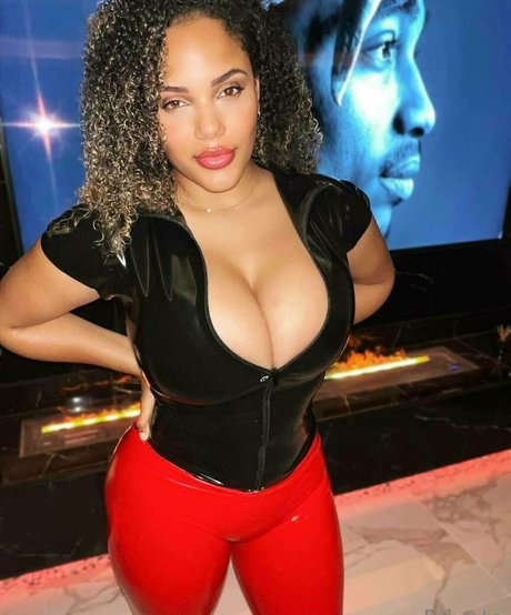 kixxy vip xxx pornstar photo