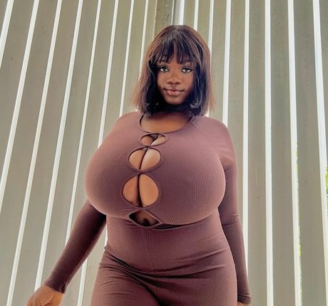 Chanel La Croix nude model image