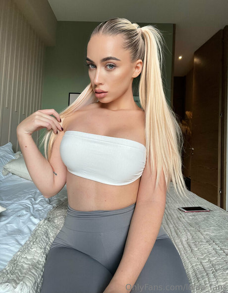 lolaa fansvip pornstar nude pic