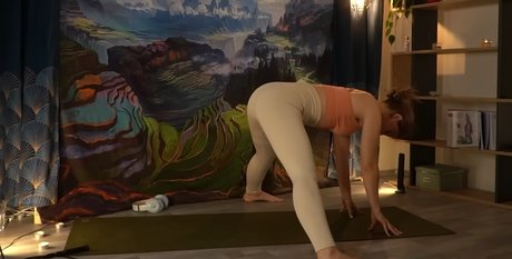 Kewas Asmr model art gallery