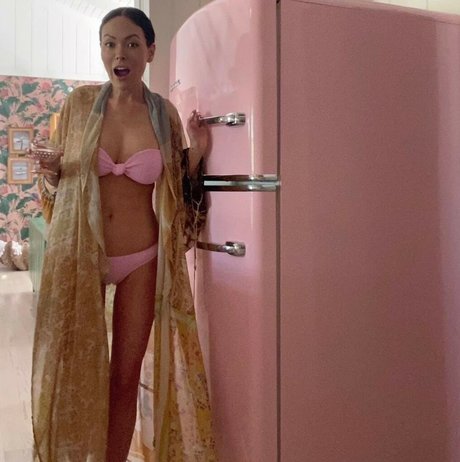 Lindsay Price star hot pic