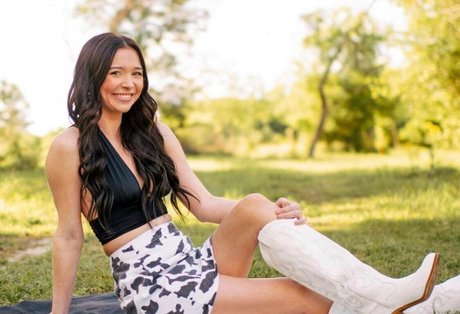 megreilyy sexy actress img