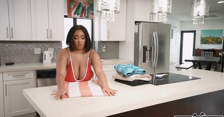 Juliana Dreams model naked photo