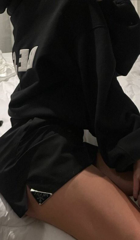 Dapariz model adult pictures