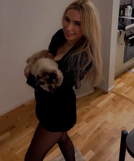 Nora Hedman erotic actress photos