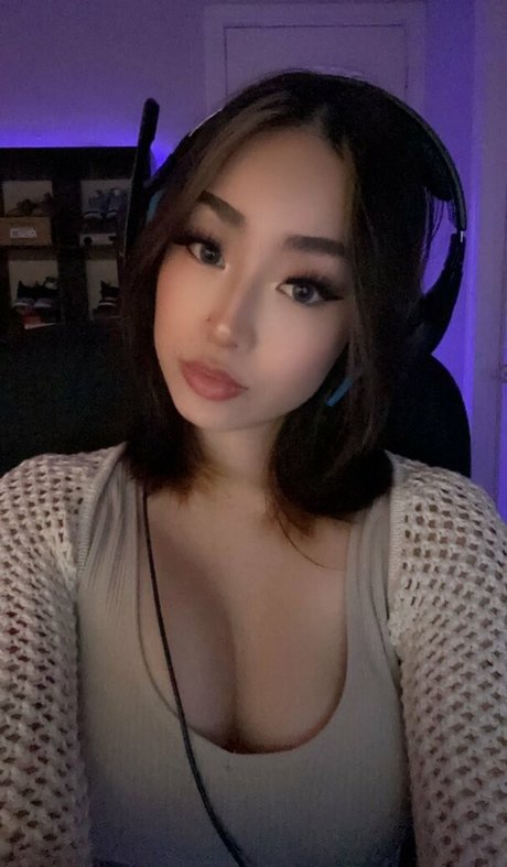 Harmonee Yang star naked picture