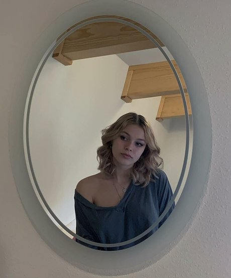 Anika Grace sex model image