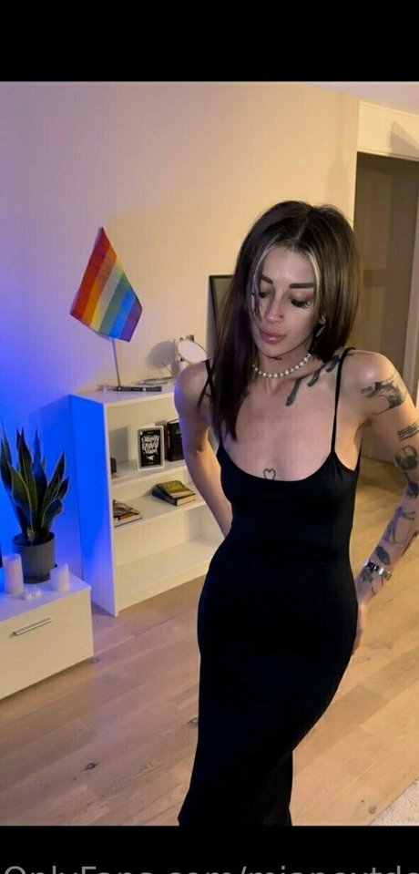 mianextdooor model adult photos