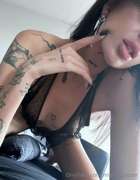 mianextdooor exclusive model pic