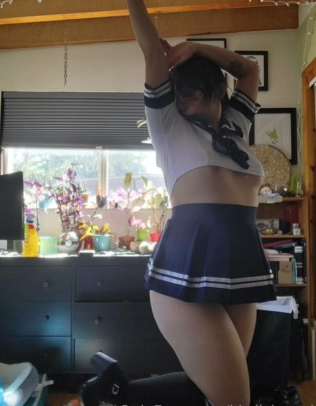 kiwiisbored model nude photo