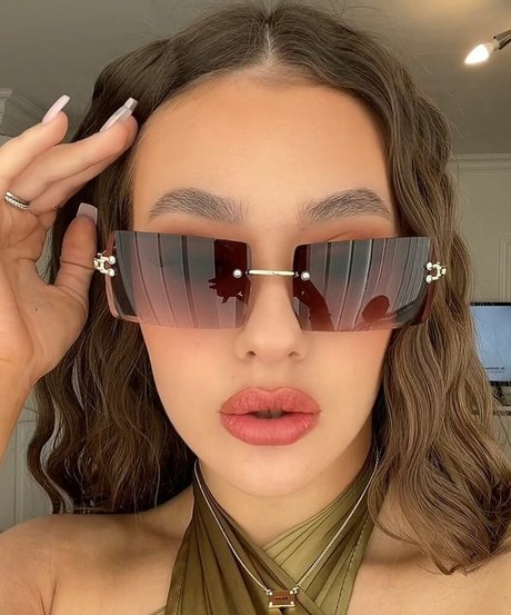 Sydney Etherington hot star pics