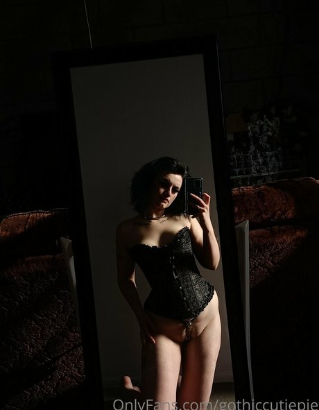 gothiccutiepie hot model pic