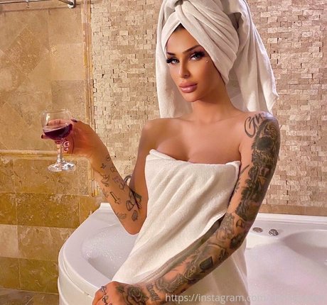 damlaozden naked pornstar pictures