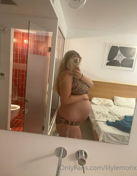 lilylemonx naked star img