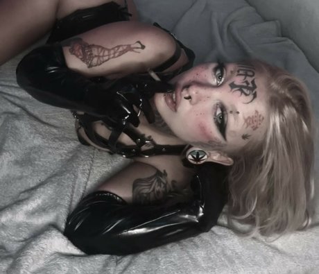 Raieny Catharina sexy pornstar pics