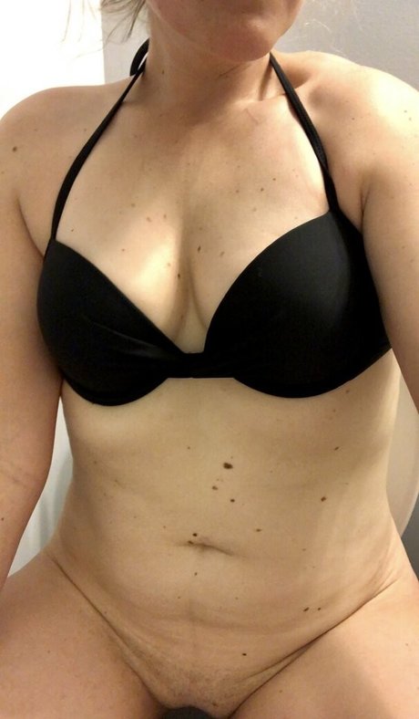 freakymomalldaylong nudes actress photo