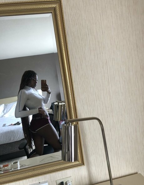 krazyyy4k nudes model img