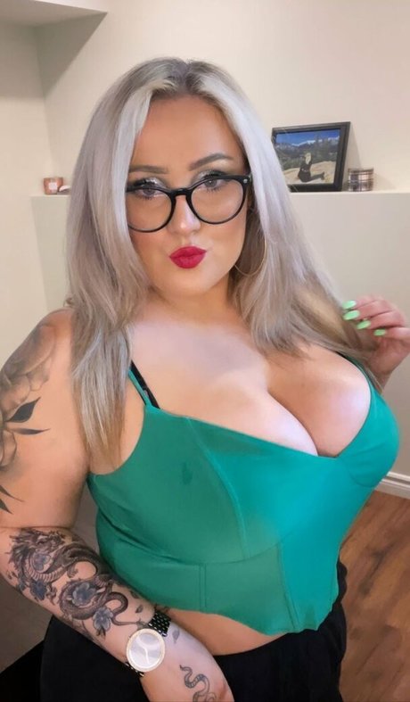 Lilly Alcorn pornstar img