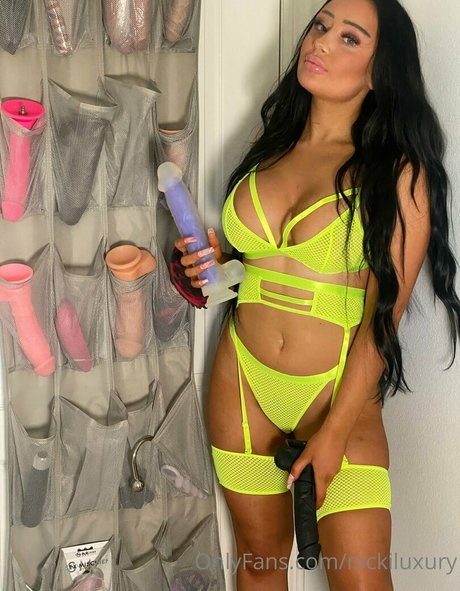 nickiluxury star naked archive