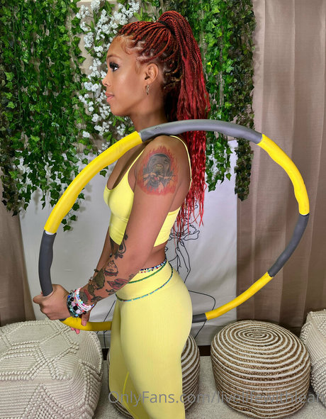 leahsade model art galleries