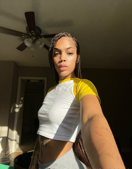 leahsade sexy pornstar img