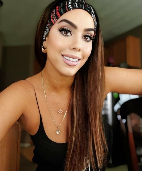 ashleysmashlie model naked photos