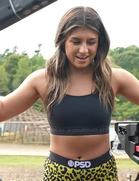 Hailie Deegan art model pictures