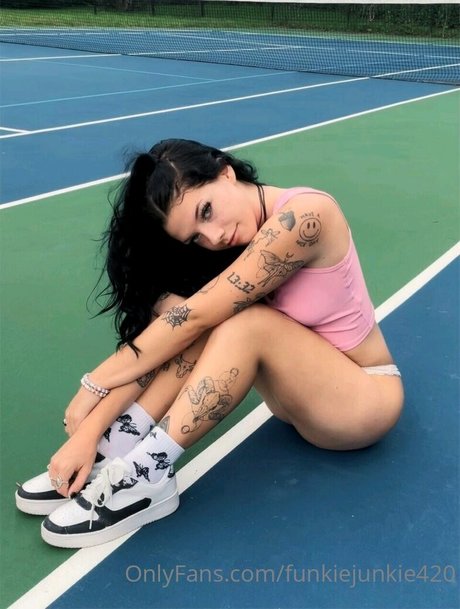 Meg Reillly star hot pics