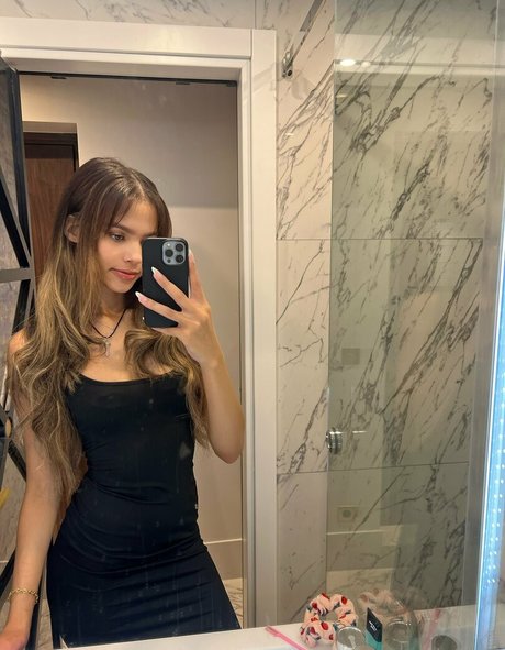 emilyxnina star erotic archive