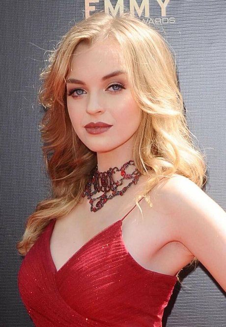 Olivia Rose Keegan pornstar erotic pic