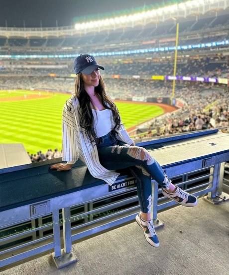 karenn fit model high quality images