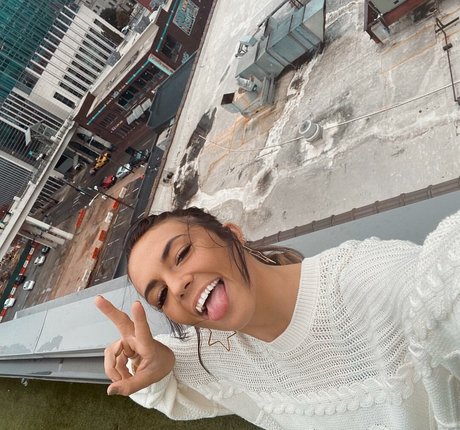 Taylor Horner sexy star img