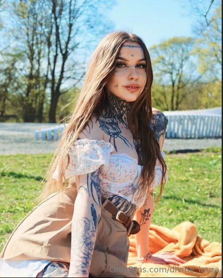 divine laura erotic actress picture