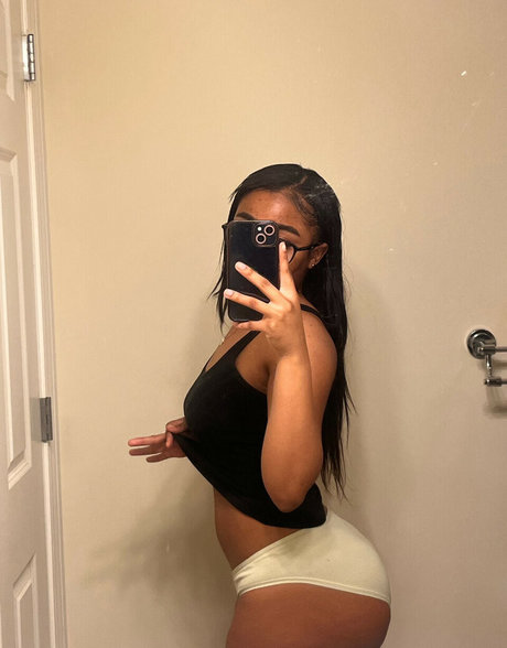 Kayyoniii erotic model gallery