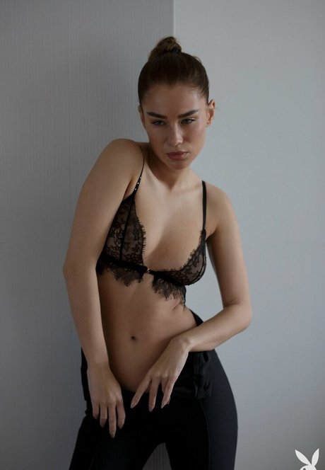 Pauline Pastel model naked img