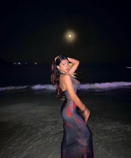 Apoorva Mukhija hot actress image