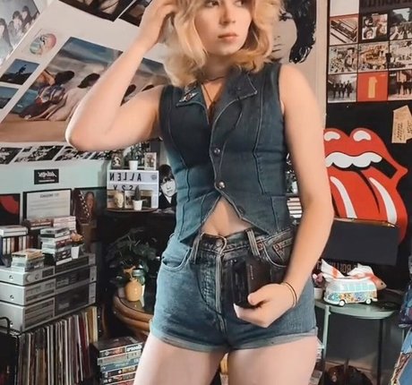 Issy Allen beautiful actress img