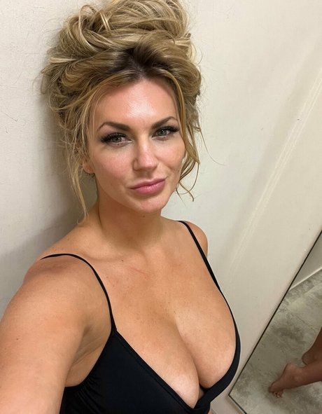 Melania Mercer nudes model galleries