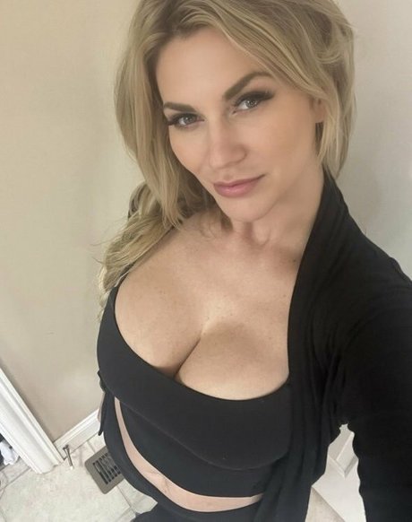 Melania Mercer erotic actress pics